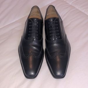 Magnanni black Wingtips with medallion in size (8.5M)